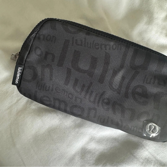 🆕🖤 Lululemon Everywhere Belt Bag Wobbly Wordmark Black - Picture 3 of 6